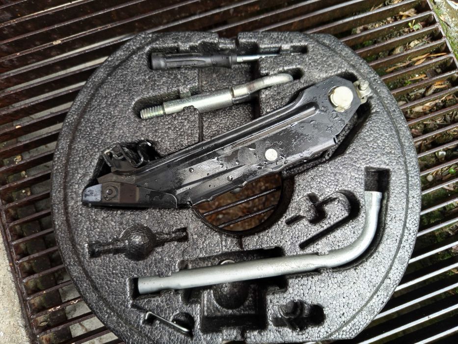 резервна гума патерица Фолксваген Шкода Ауди 16, 17, 18 ц. 5х112, крик