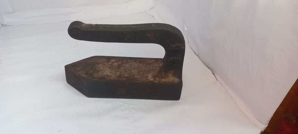 Fier de călcat vechi ,din fontă, încălzit pe sobă