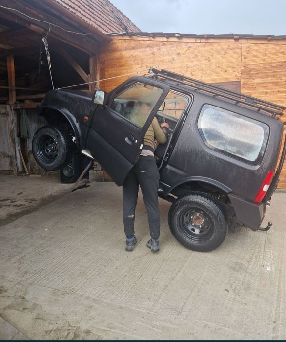Vând Suzuki Jimny