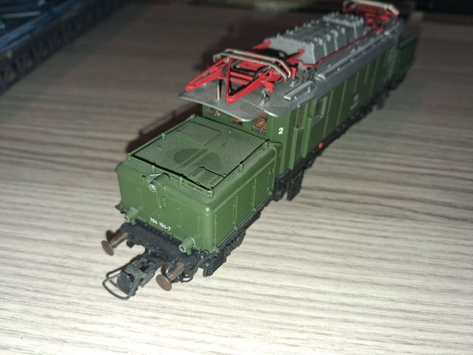 Locomotiva electrică ROCO BR194 cunoscută și cu denumirea "crocodil"