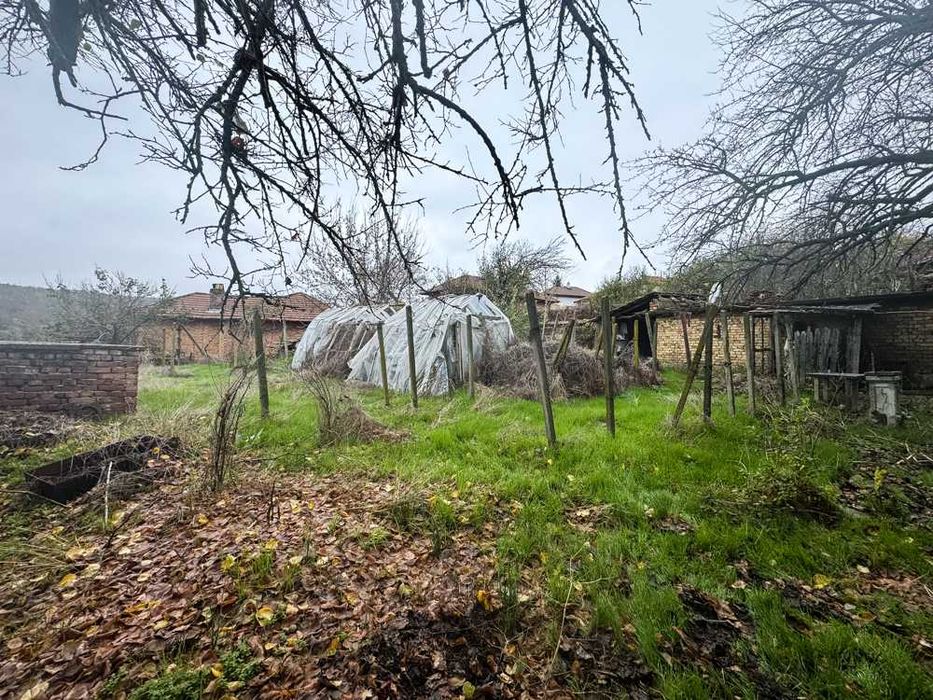 Kъща с 3 спални, гараж и стопански постройки в живописното село Червен