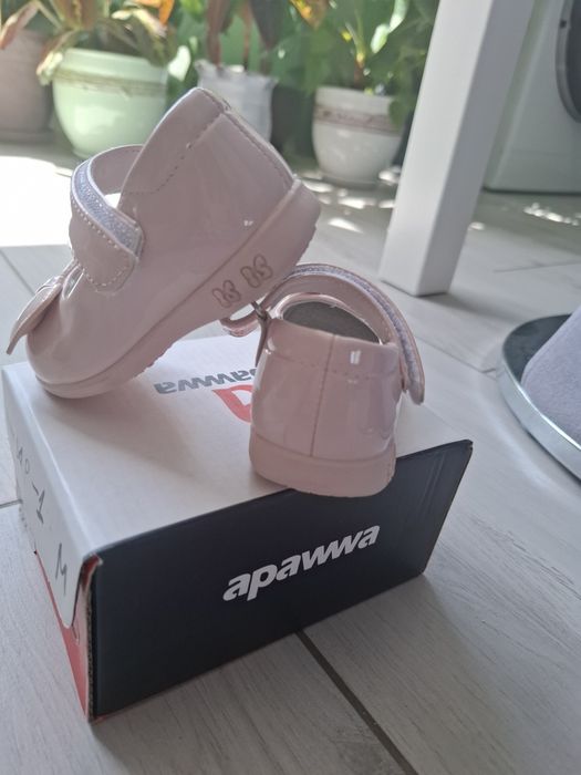 Бебешки лачени сандалки