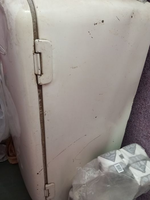 Холодильник в хорошем состоянии морозилка и камера работает исправно