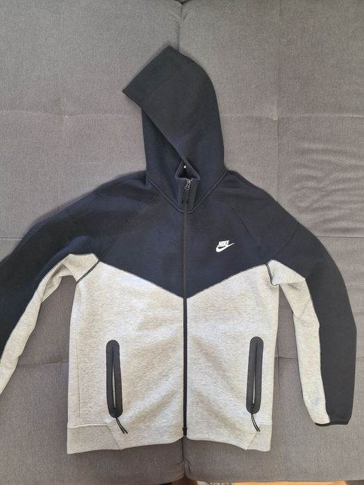 Vând hanorac nike tech