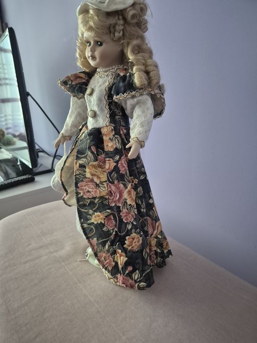 Продавам порцеланова кукла