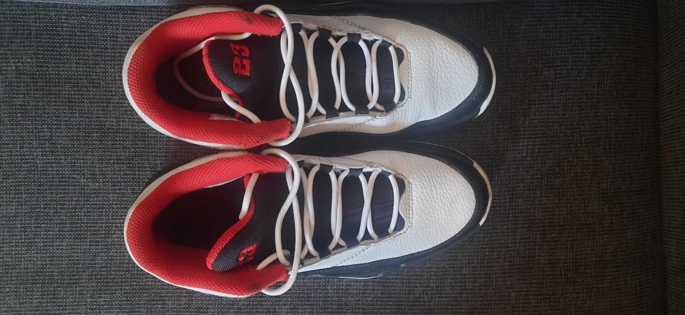 Adidasi jordan max aura 3, alb/negru/rosu