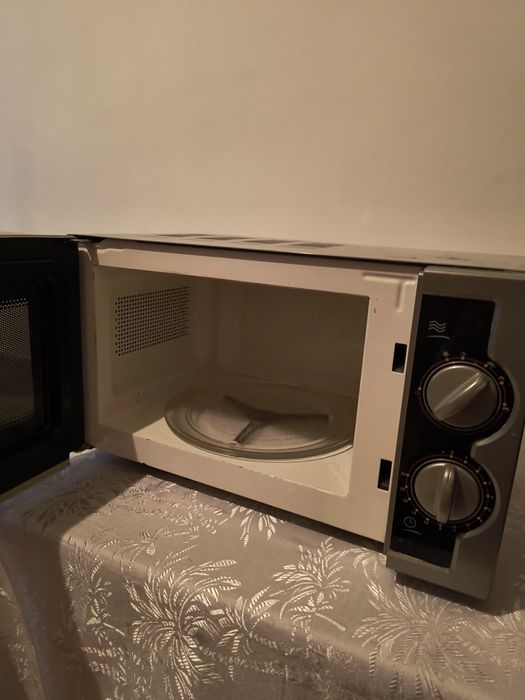 Vând cuptor cu microunde in stare buna.folosit