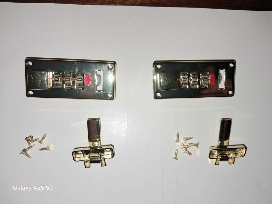 Продавам комплект от 2 броя нови ключалки с шифър за куфарче