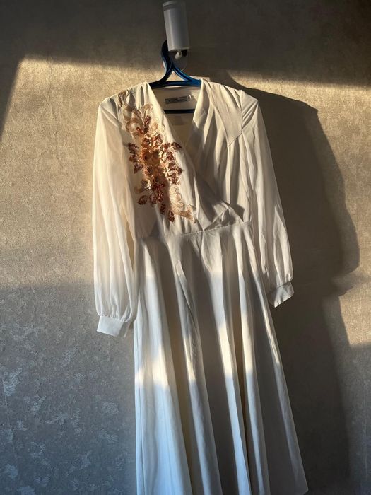 Продам платья, по 4000