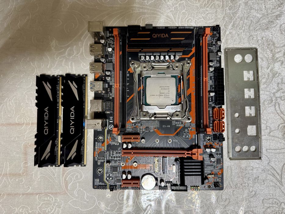 Продается Qiyida X99 E5-H9 + Xeon E5 2666v3 +DDR4 3200MHz 2x8 16GB