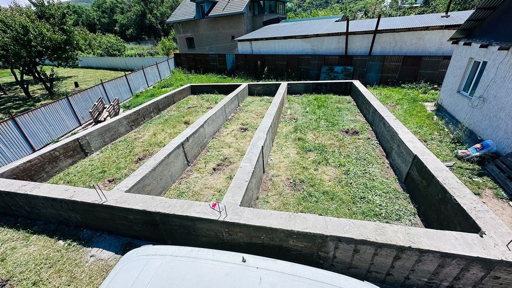 Заливаем фундамент и строим дом