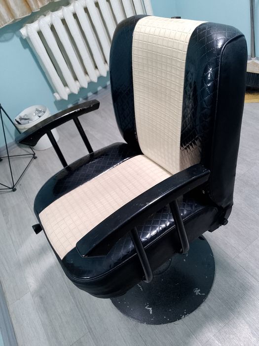 Продаю кожаное кресло и кресло для парикмахера