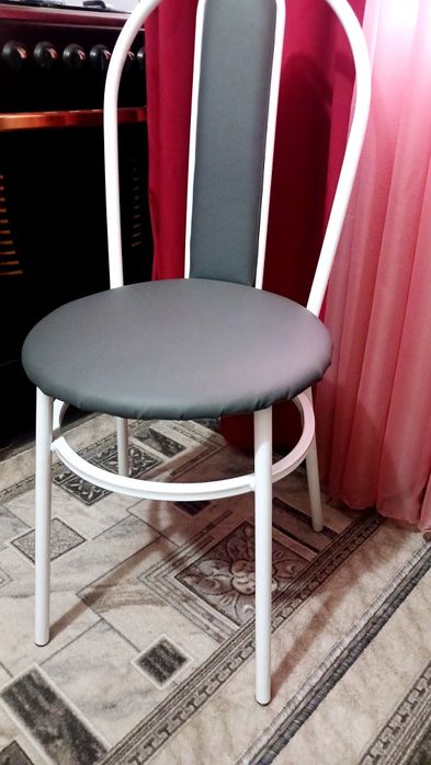 Стулья новые бордовые и серые