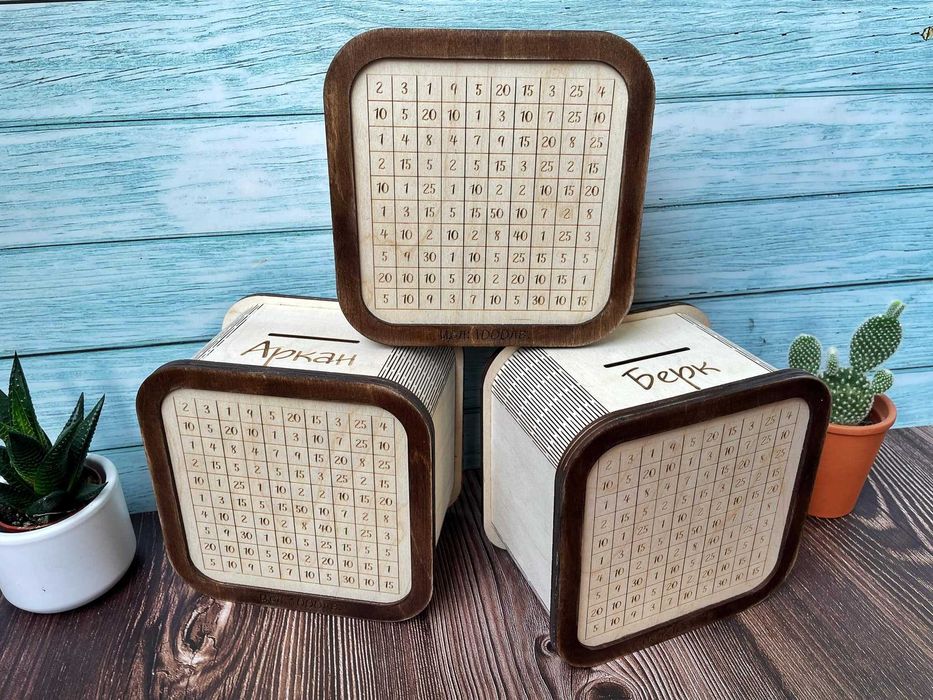 Дървена касичка с цел – персонализирана кутия за пари