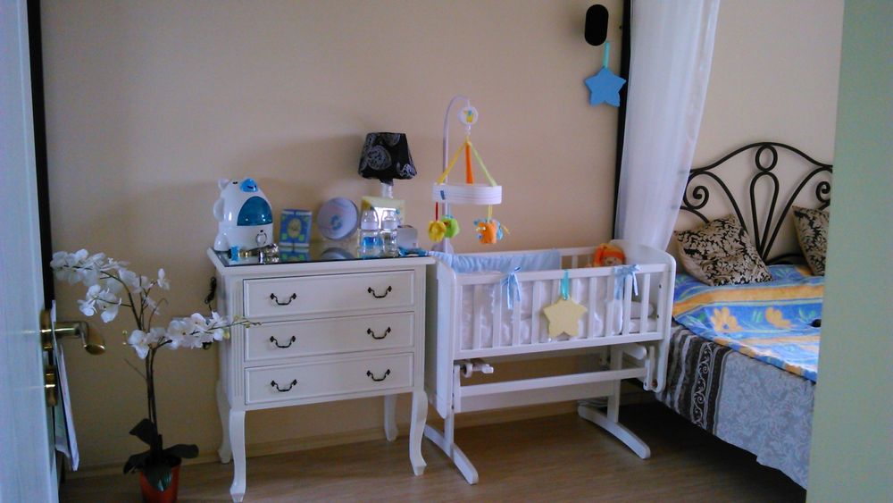 Бял шкаф/скрин за спалня