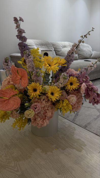 Большой букет свежих цветов