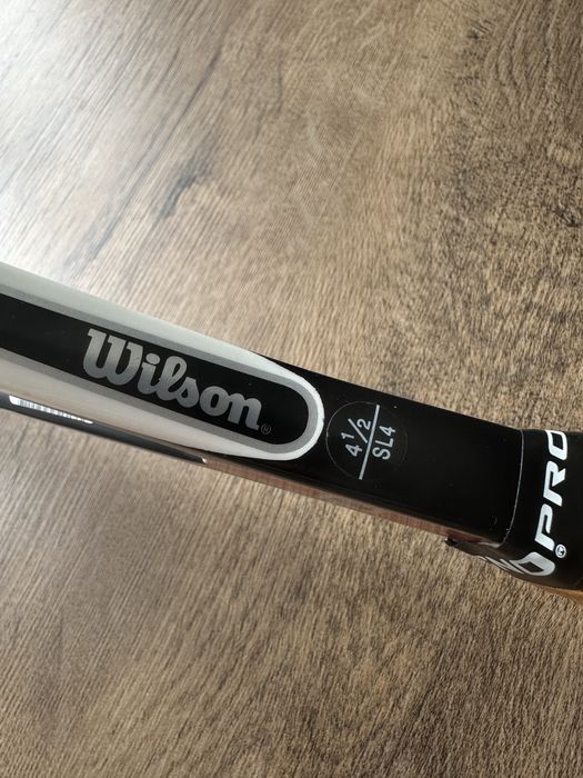 Wilson six one tour k factor , с подписа на Роджър Федерер