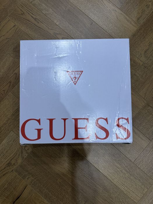 Продаю белые кроссовки guess на платформе 35 размер