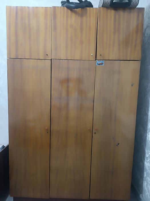 трёх дверный шкаф