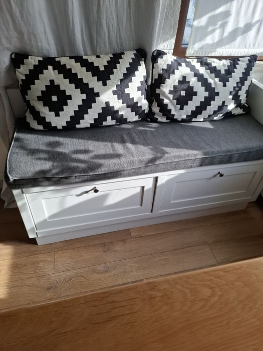 Трапезна маса от дъб, 2 стола от масив и пейка за сядане от масив