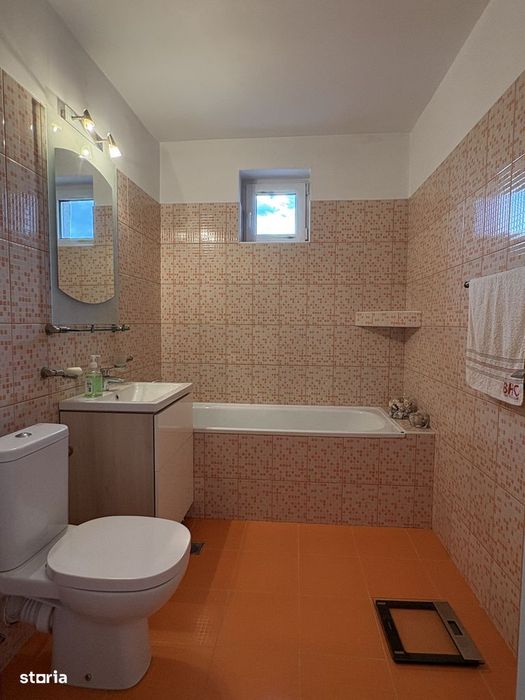 Apartament cu 4 camere, garaj , beci, pod și 3 balcone