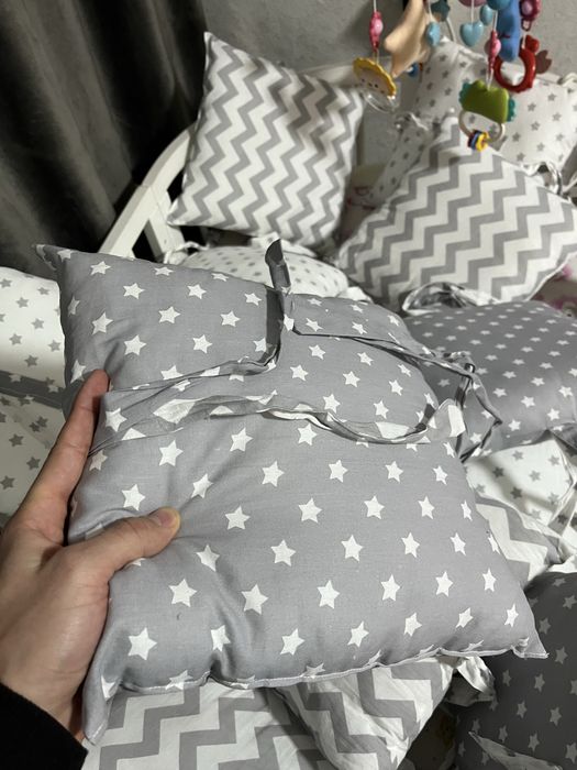 Бортики в кроватку  и простыня