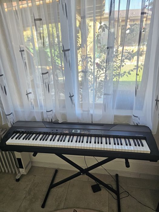 Vând pian clape grele