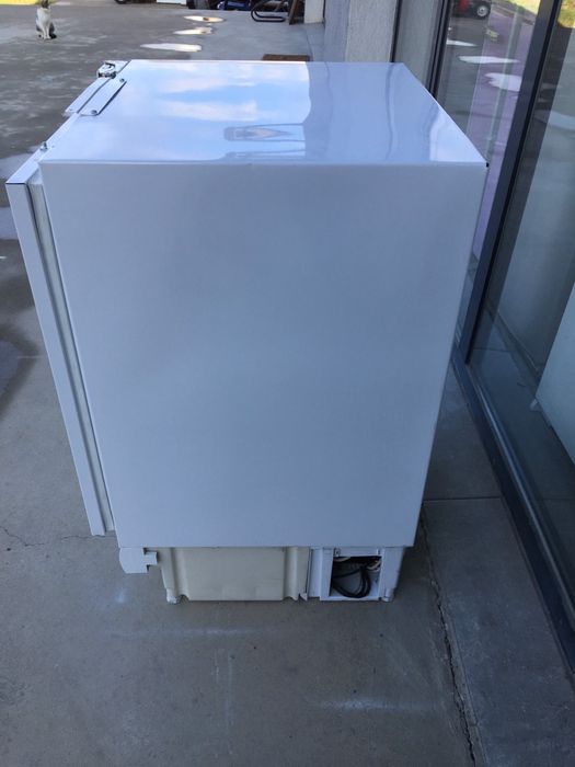 Малък хладилник за пълно вграждане с камера Gorenje 82 см