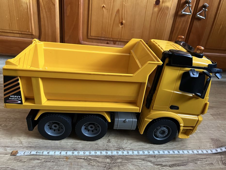 Камион за игра с вдигаща се каросерия