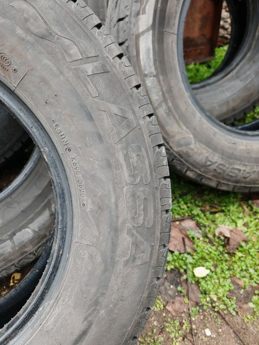 2бр. Чисто нови бусови гуми Lassa Transway 2 225 70 15C