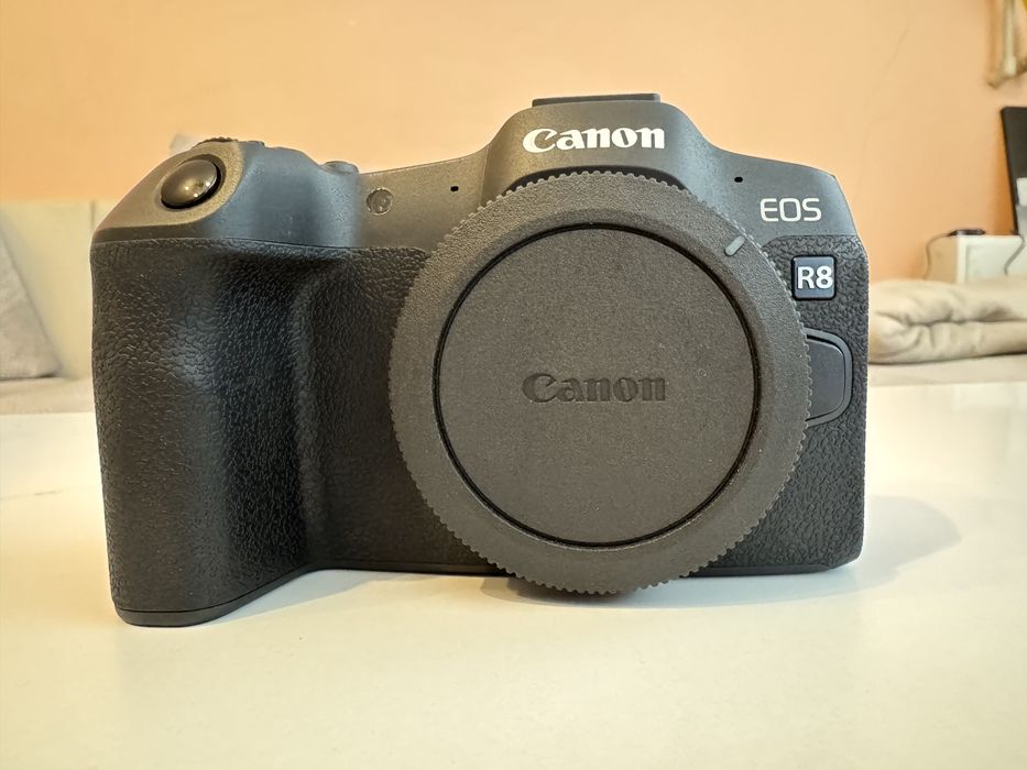 Продавам Canon R8