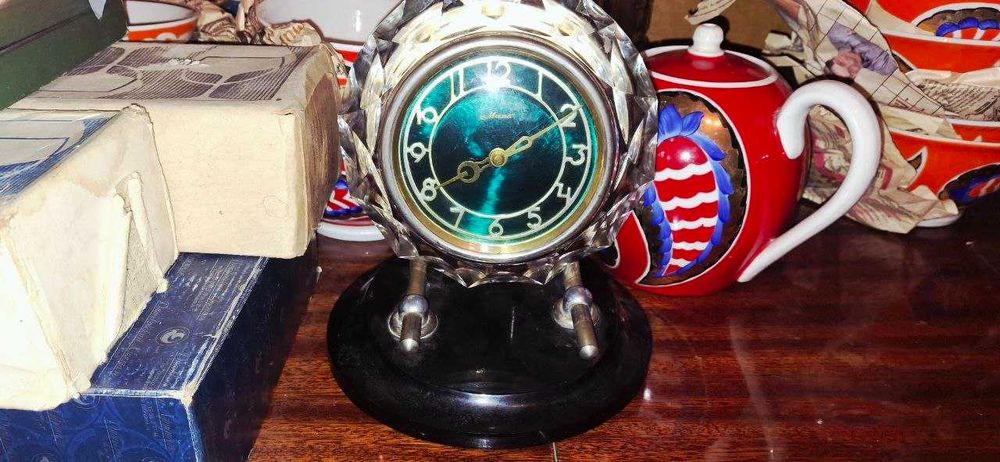 Часы настольные Маяк с изумрудным фоном циферблата.