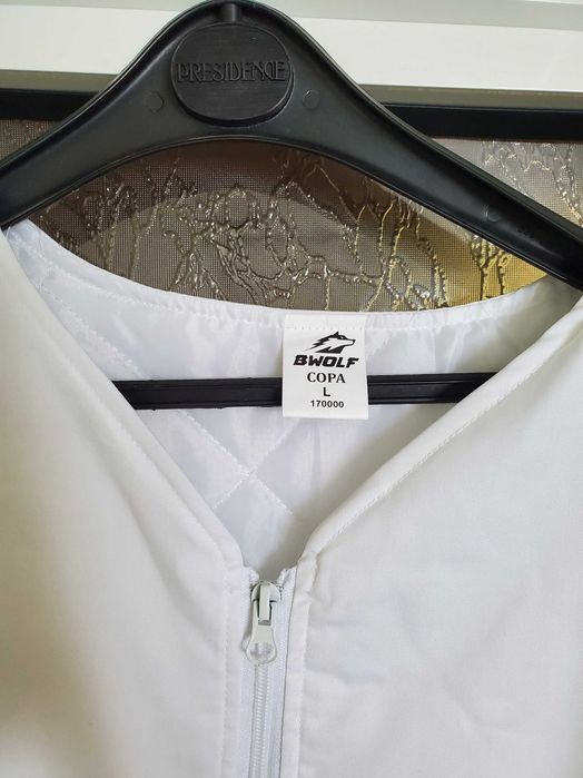 Продавам чисто нова жилетка в бяло