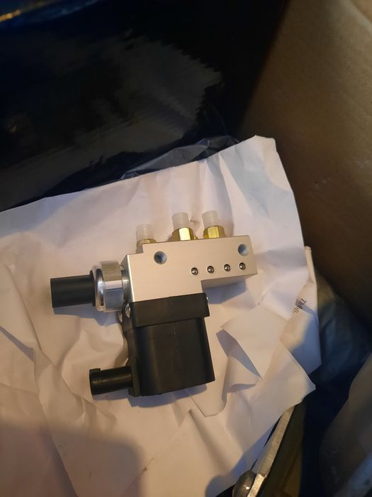 Compresor și bloc de valve