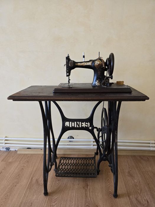 Masina cusut Jones cu pedala 1859