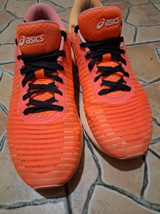 Маратонки  asks.