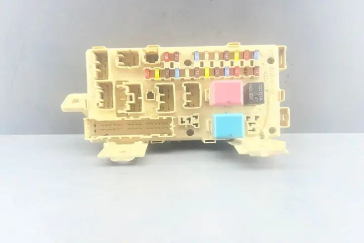 Panou sigurante si relee 82641-05020-A Toyota Avensis 2007