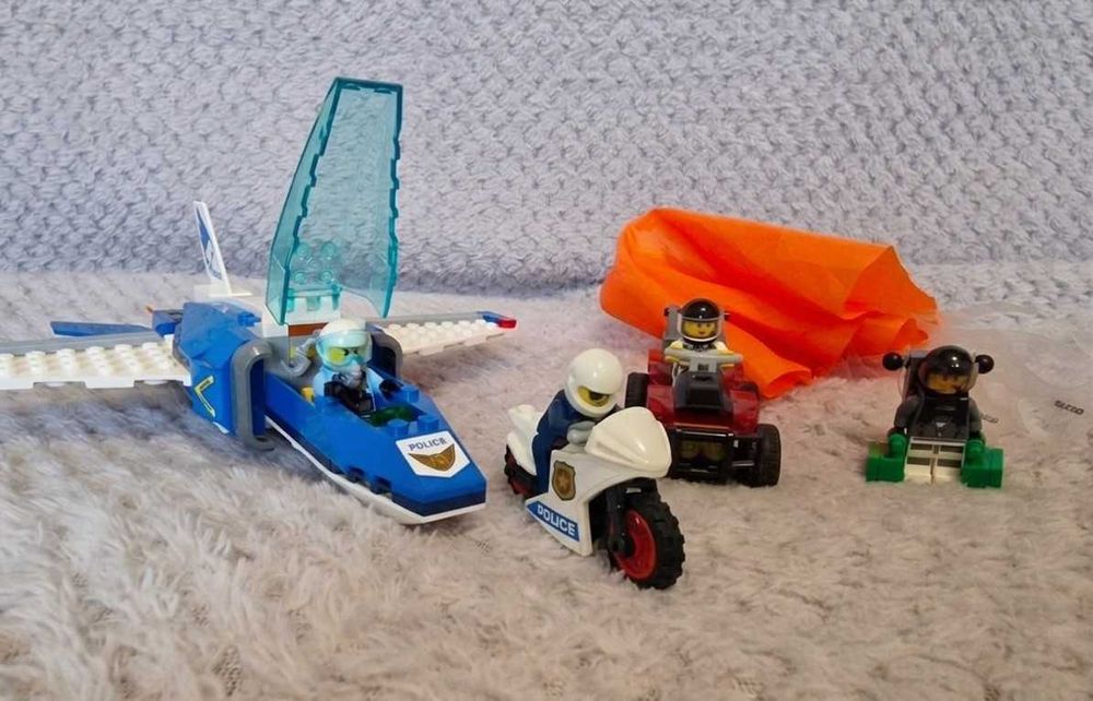 Vând LEGO City 60208 - Sky police parachute arrest