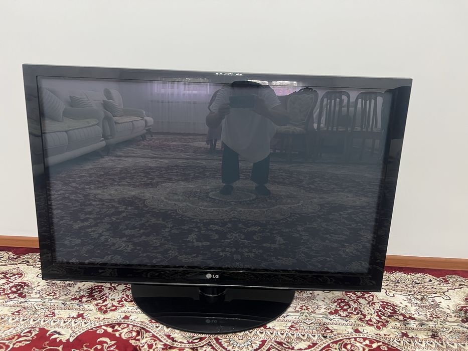 Телевизор LG в отличном состояний