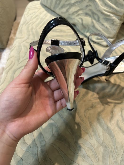 Елегантни сандали на Guess