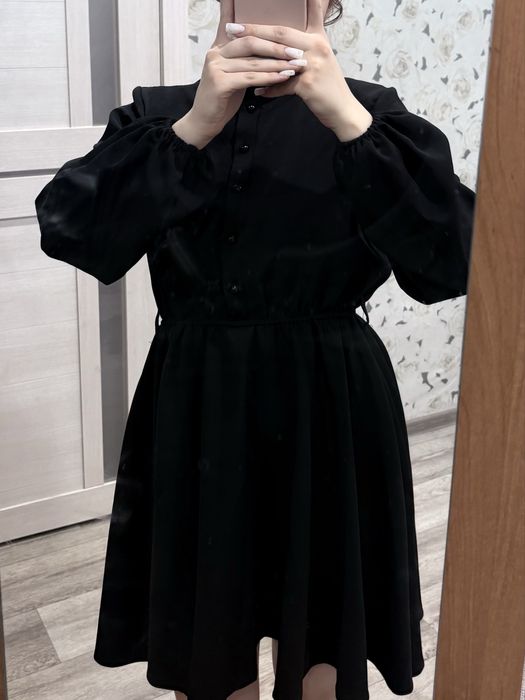 платье черное на пуговицах