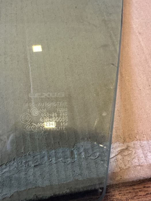Стекло передней левой двери Lexus