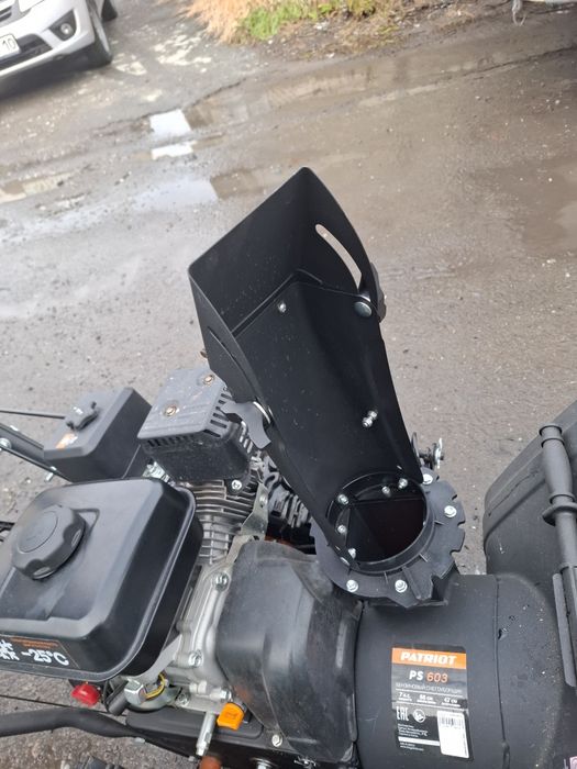 Бензиновый снегоуборщик