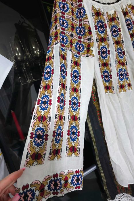 Vand costum popular autentic vechime 100 ani