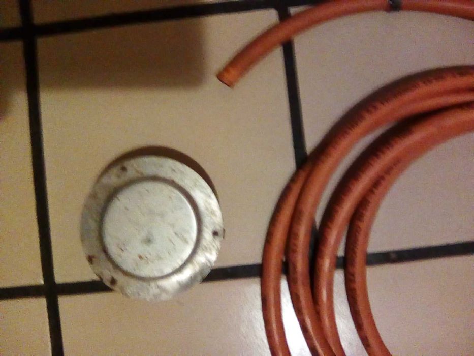 палатка здрава с две до четири места за спане и малка  газова бутилка