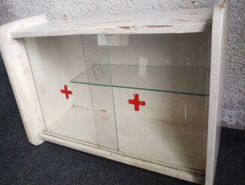 Дървена аптечка за стена