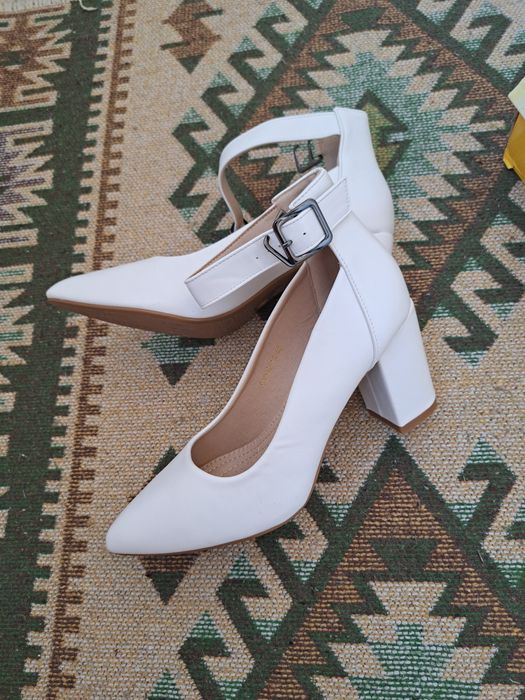 белые туфли на каблуках