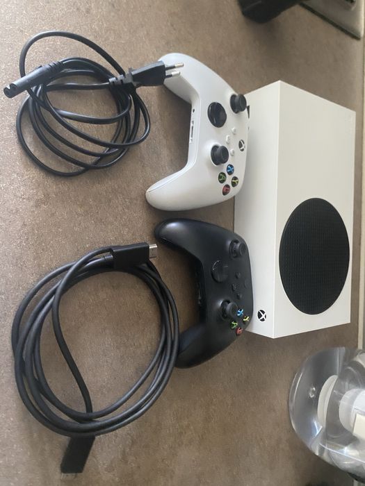 xbox series s пълен колмлект с 2 джойстика