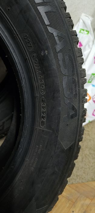 Продавам два броя зимни гуми Lassa