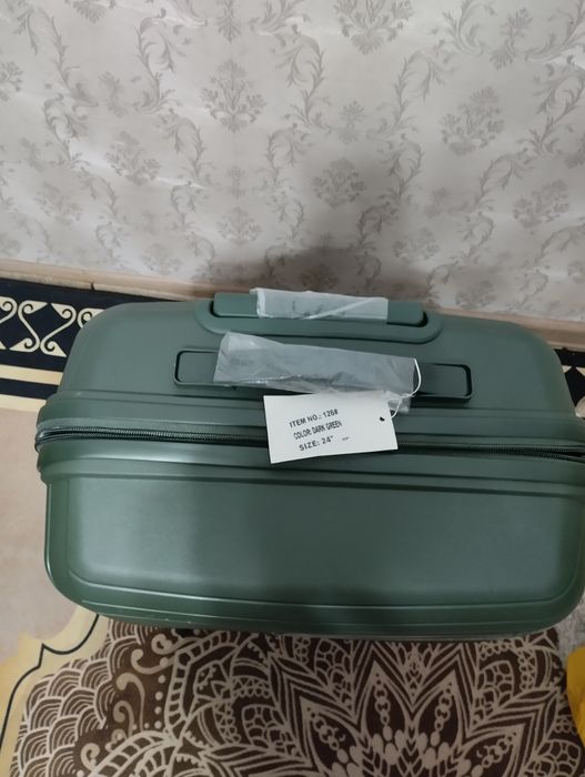 Чемодан изумрудный новый